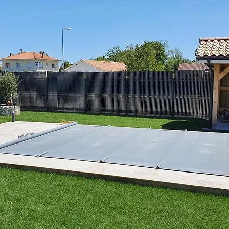 Adishatz, New House, Pool & Garden هورتين