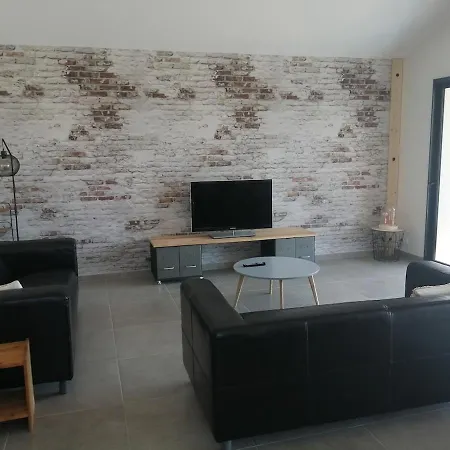 فيلة Adishatz, New House, Pool & Garden هورتين